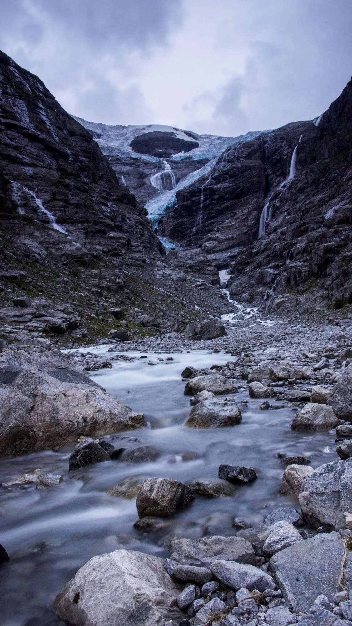 Kienndal glacier stream