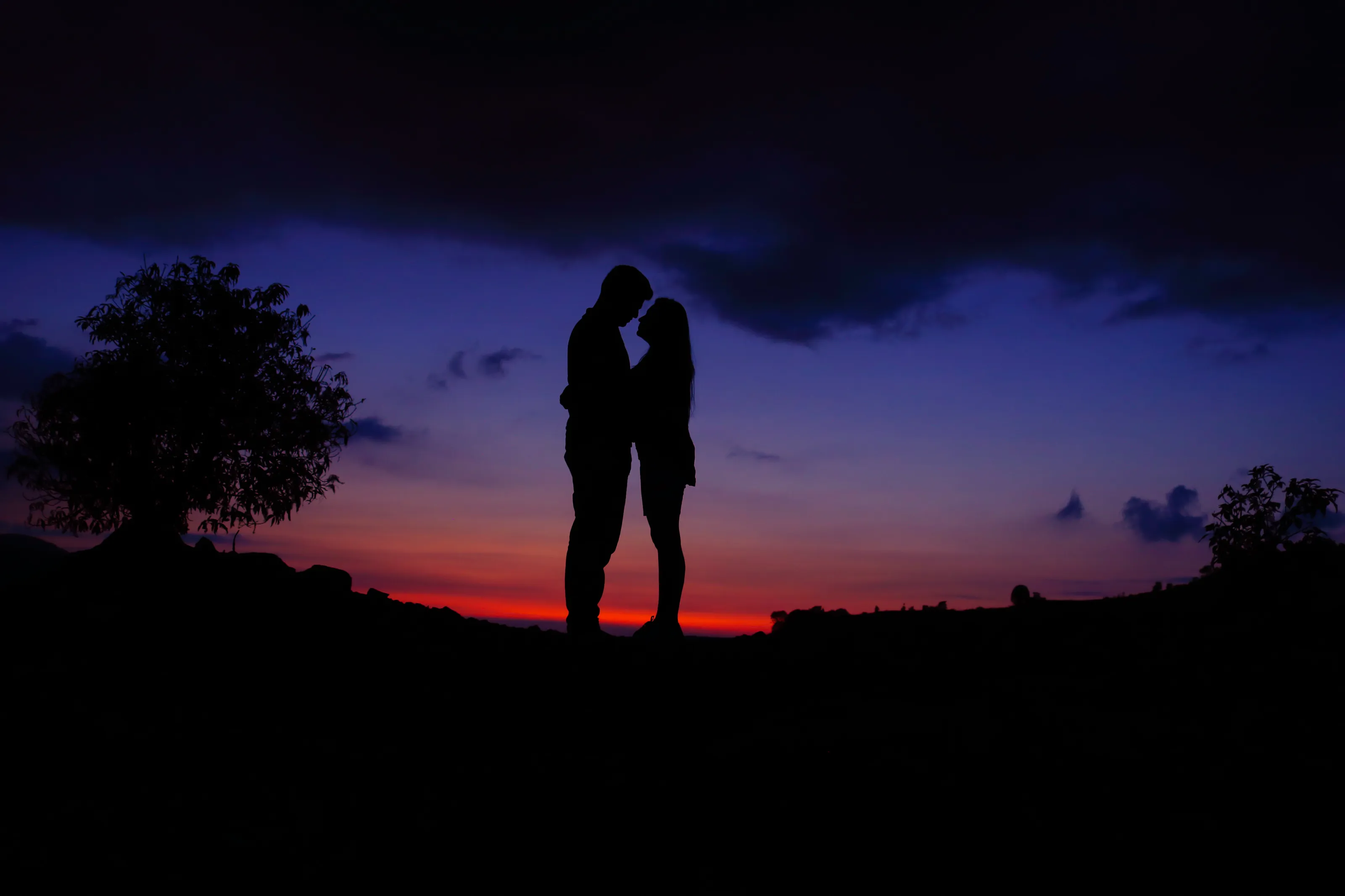 SILHOUETTE OF ROMANTIC COUPLE