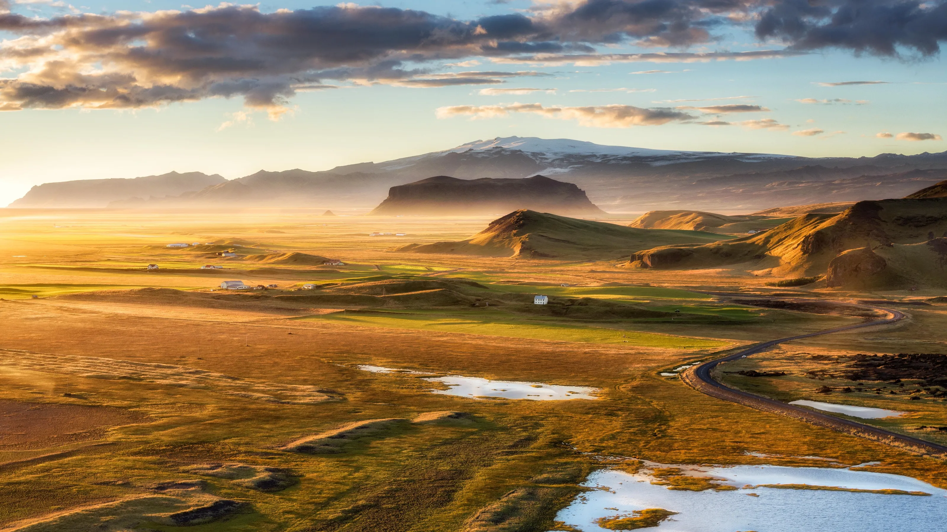 Golden hour lights at Dyrholaey
