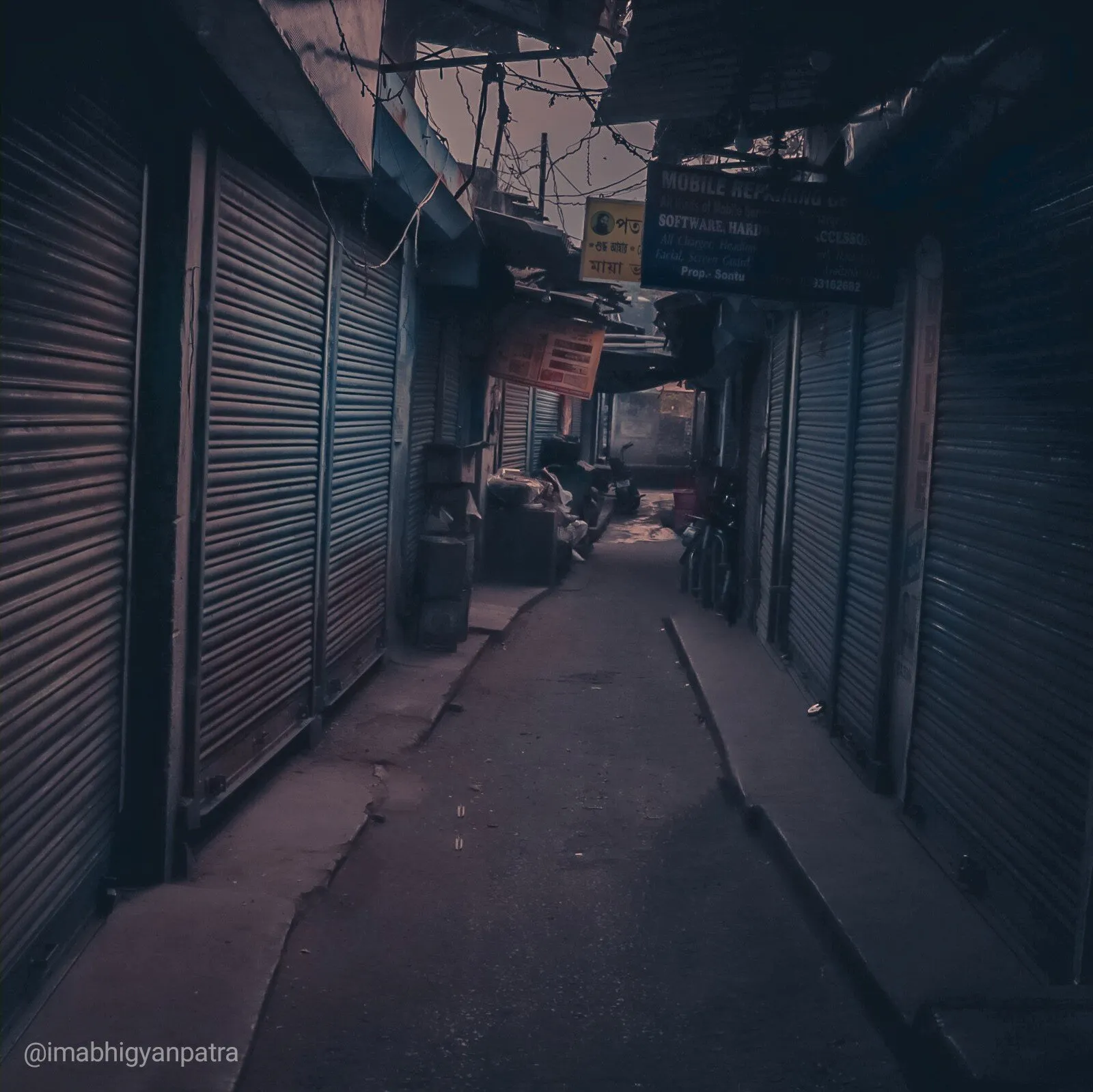 Street in dakrs . Towns on dark