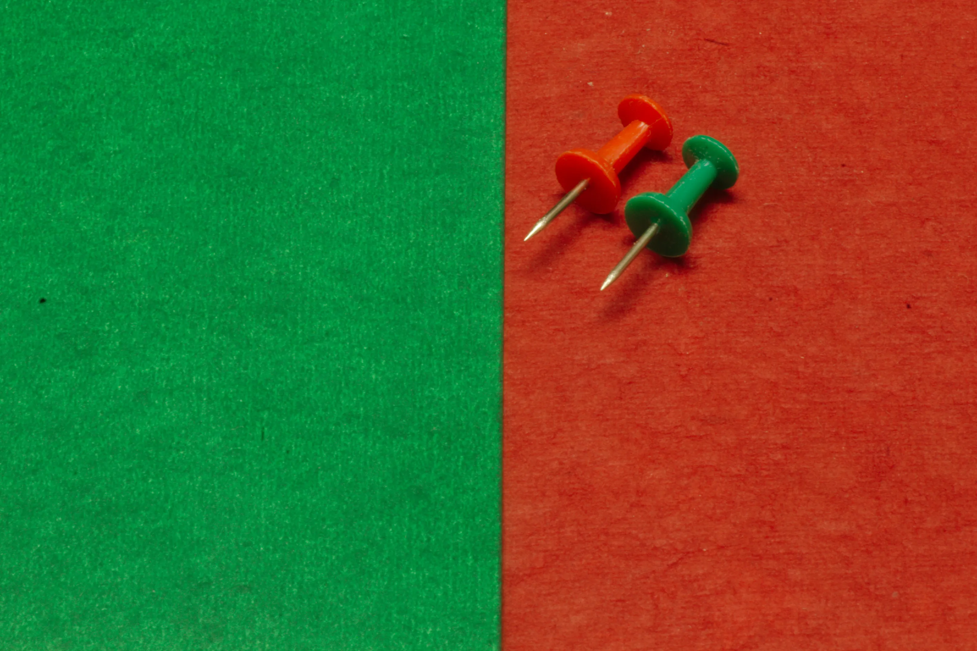 Green and red tacks