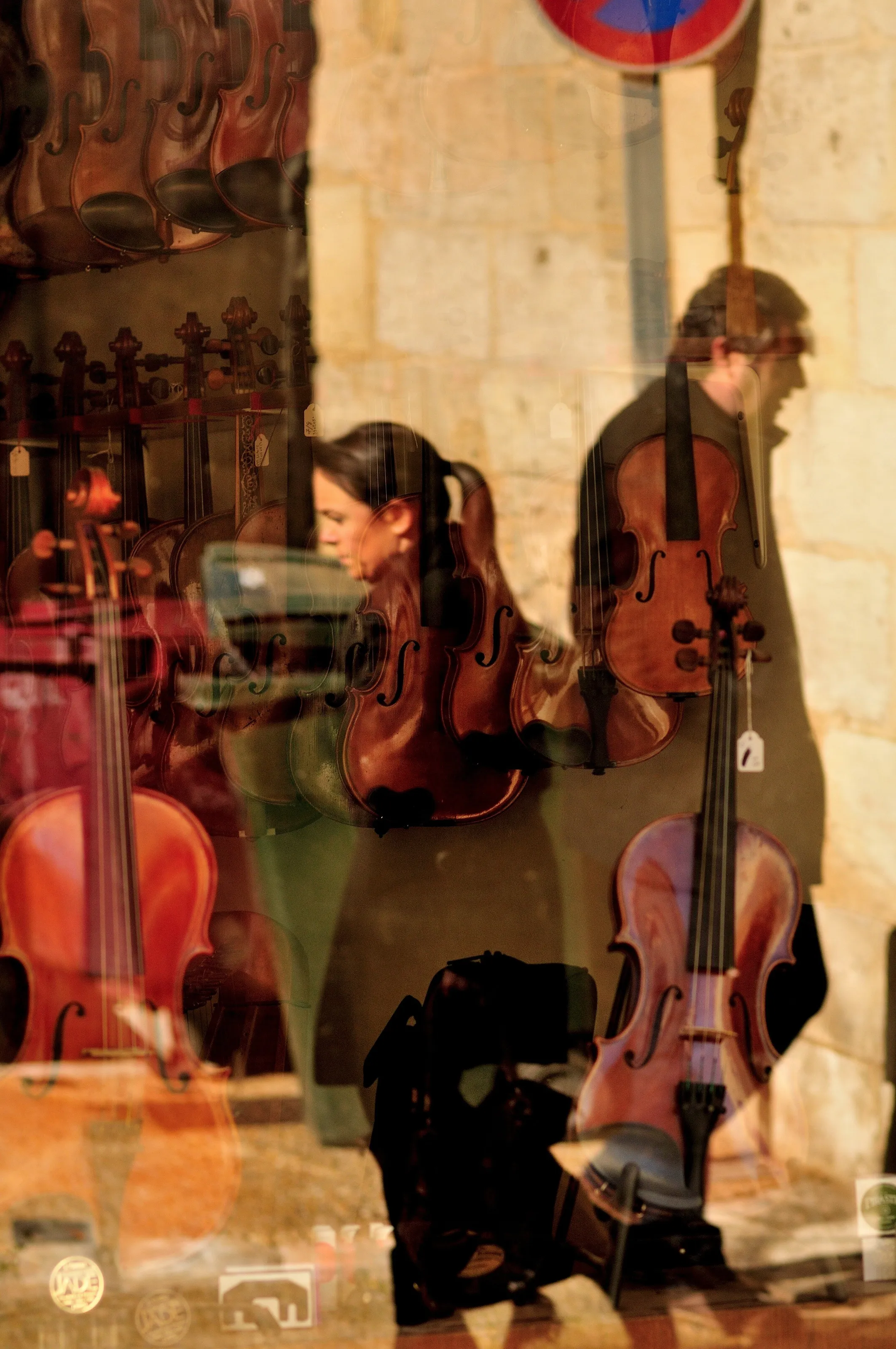 La femme dans la veste de violon (The girl in the violin jacket)