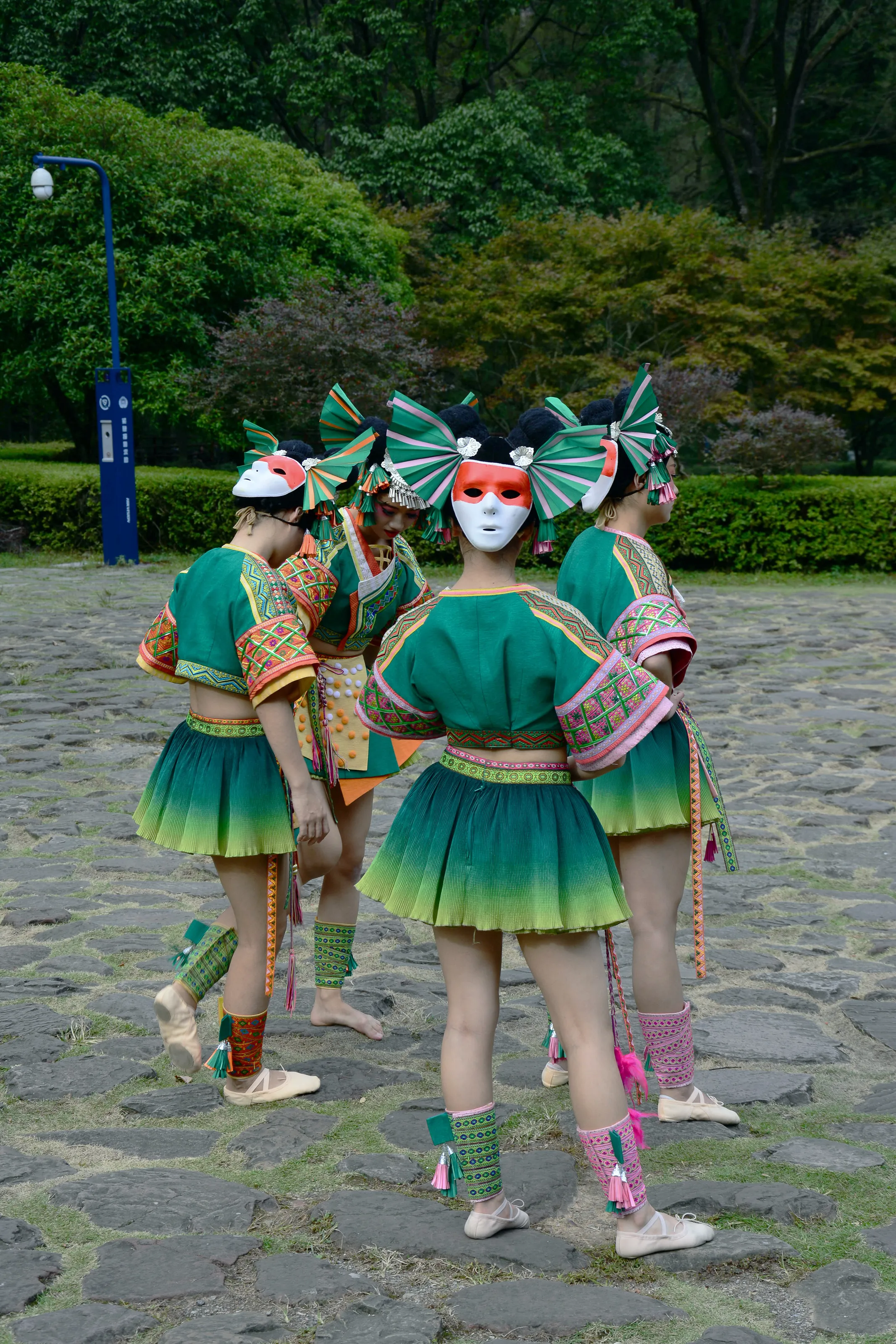 dancers in Zhangjiajie - back/front - all at once
