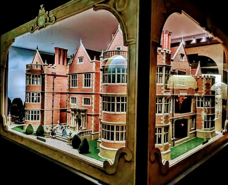 Dolls house, Through the looking glass