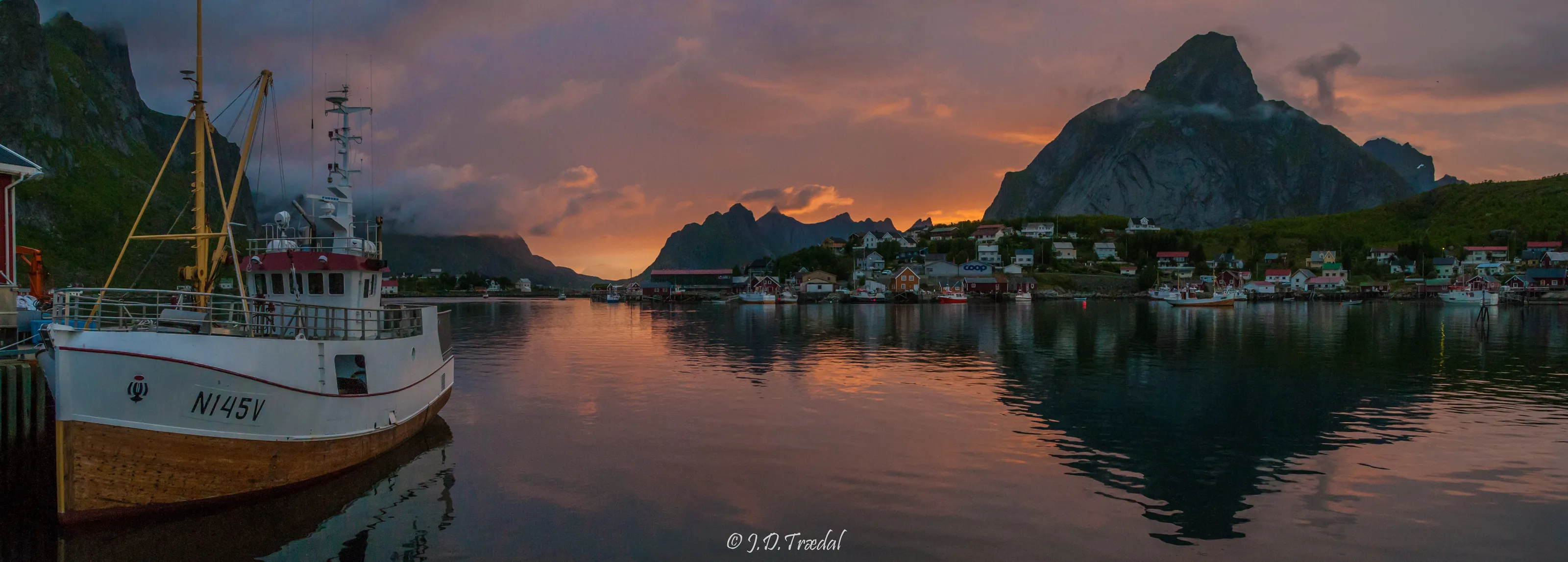 Midnight sun in Reine, Lofoten