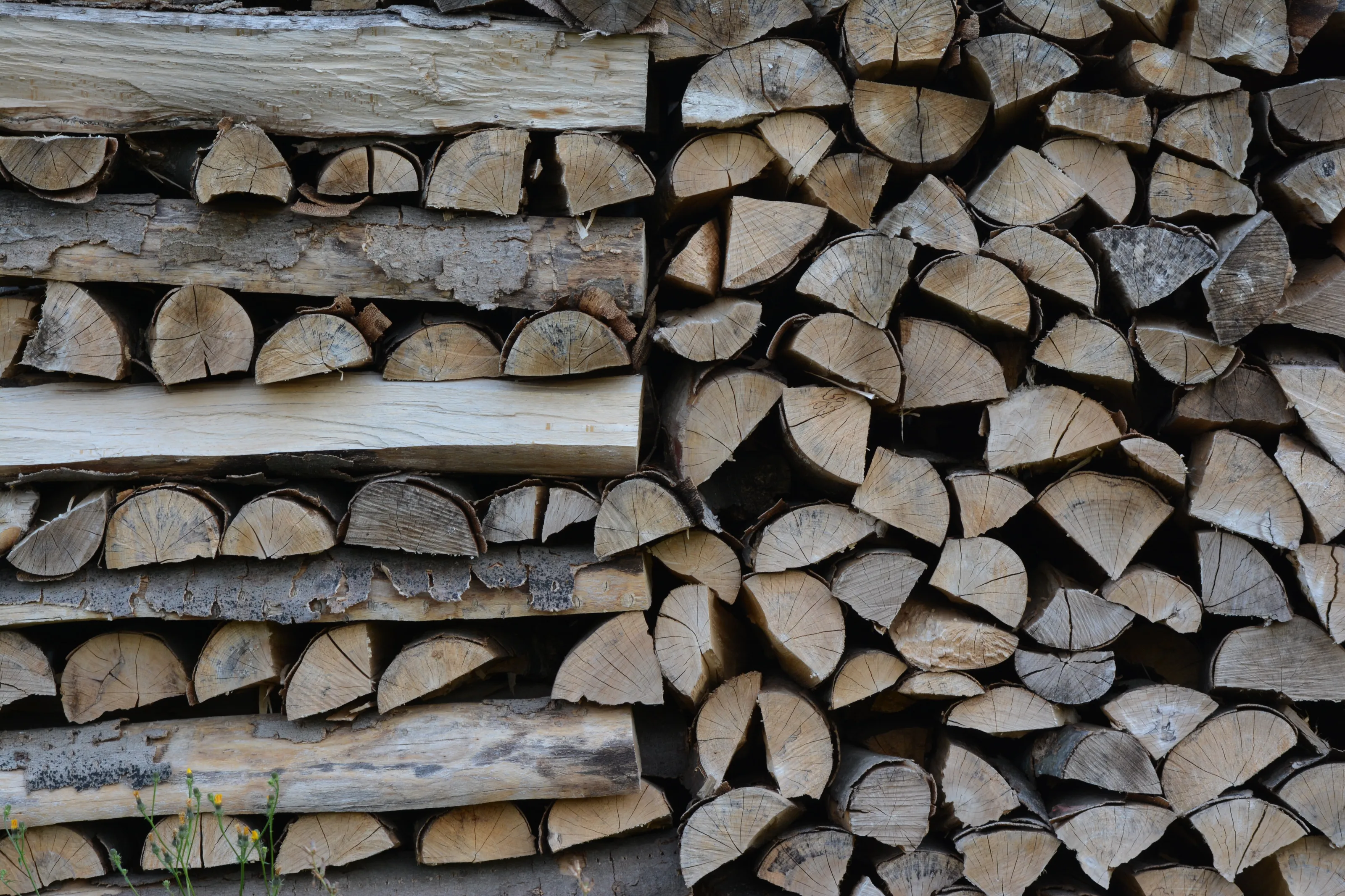 An arrangemt of wooden logs