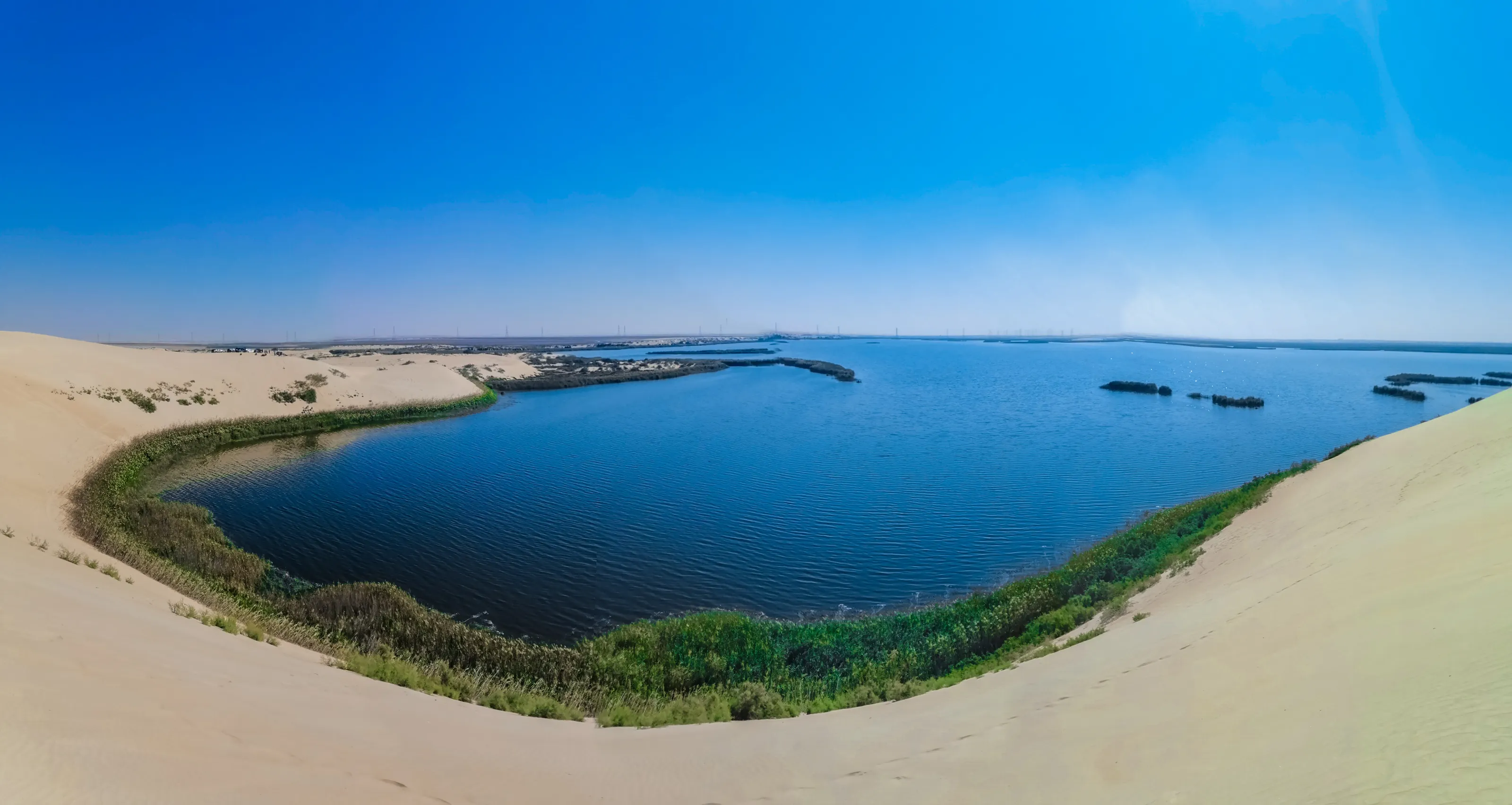 A picture of a lake in the middle of the desert