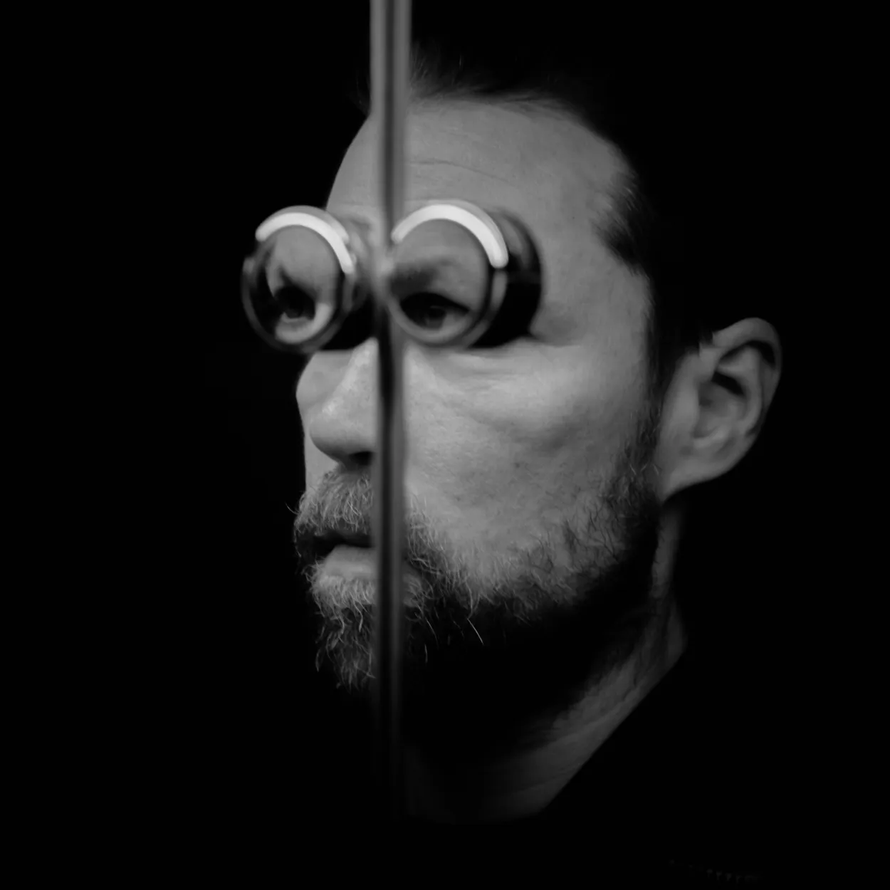 Mirror man, mirror me Mirror than, mirror me (Mirror man-Captain Beefheart)