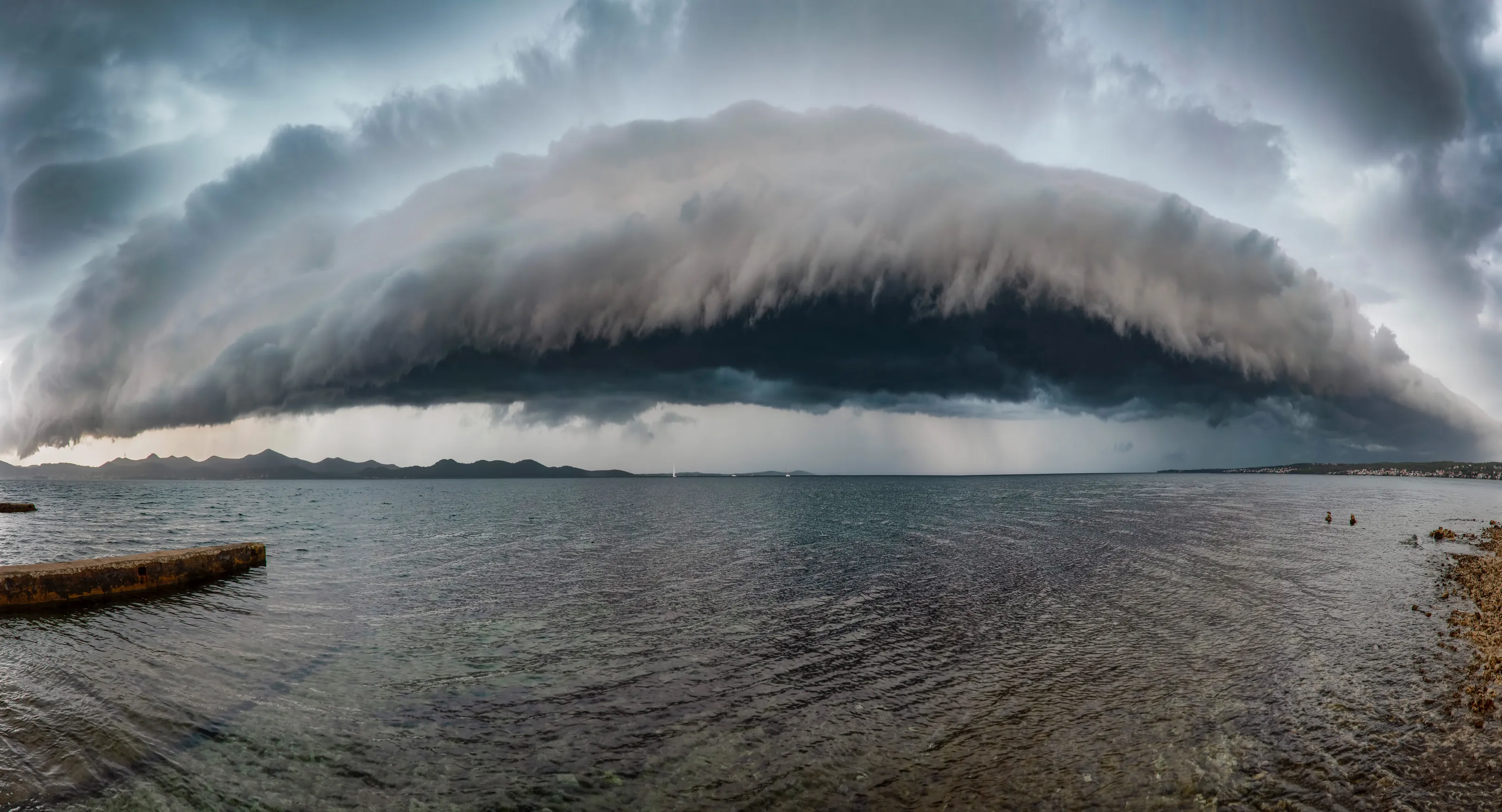 Shelf cloud