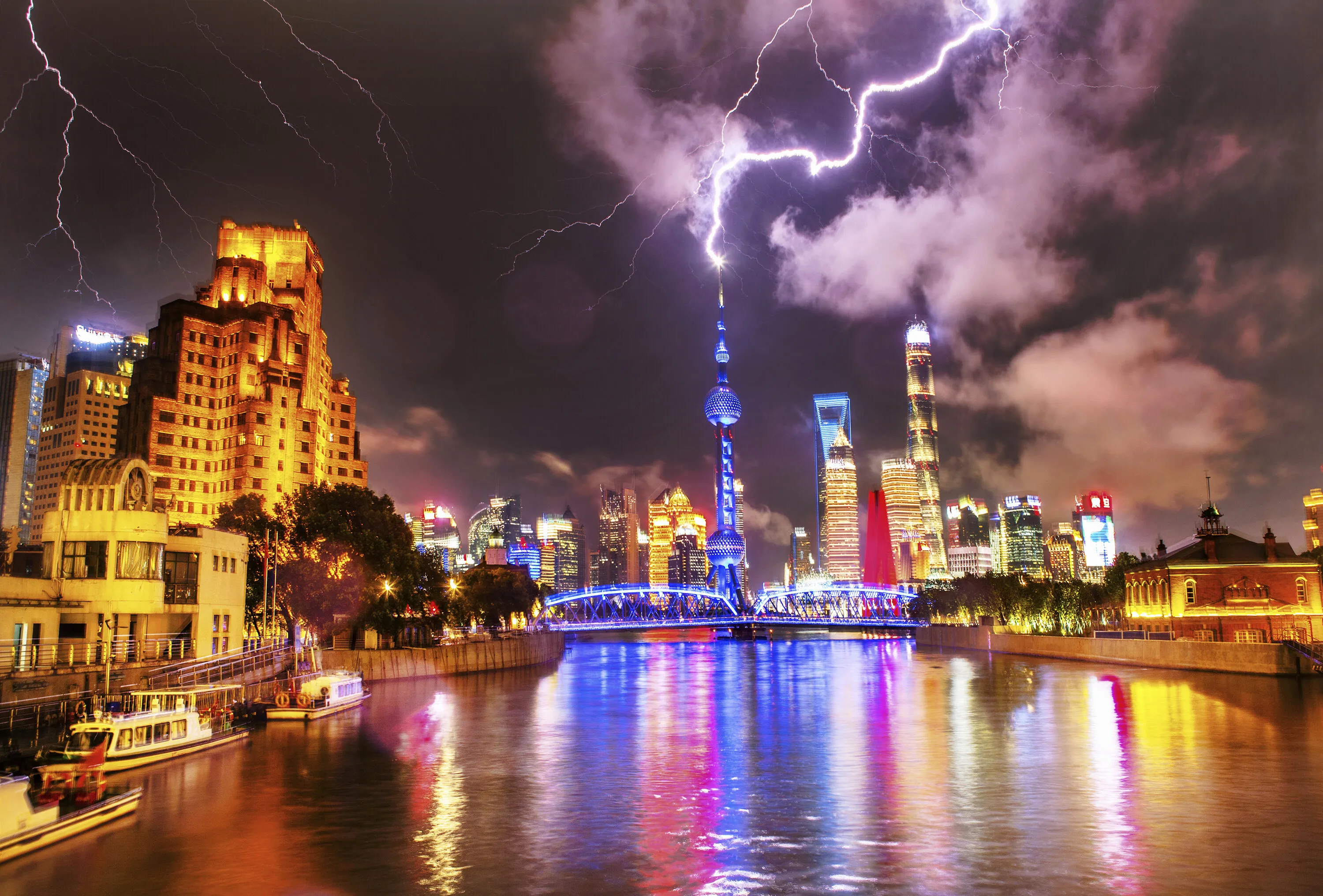 Lightning strikes Shanghai Oriental Pearl TV Tower