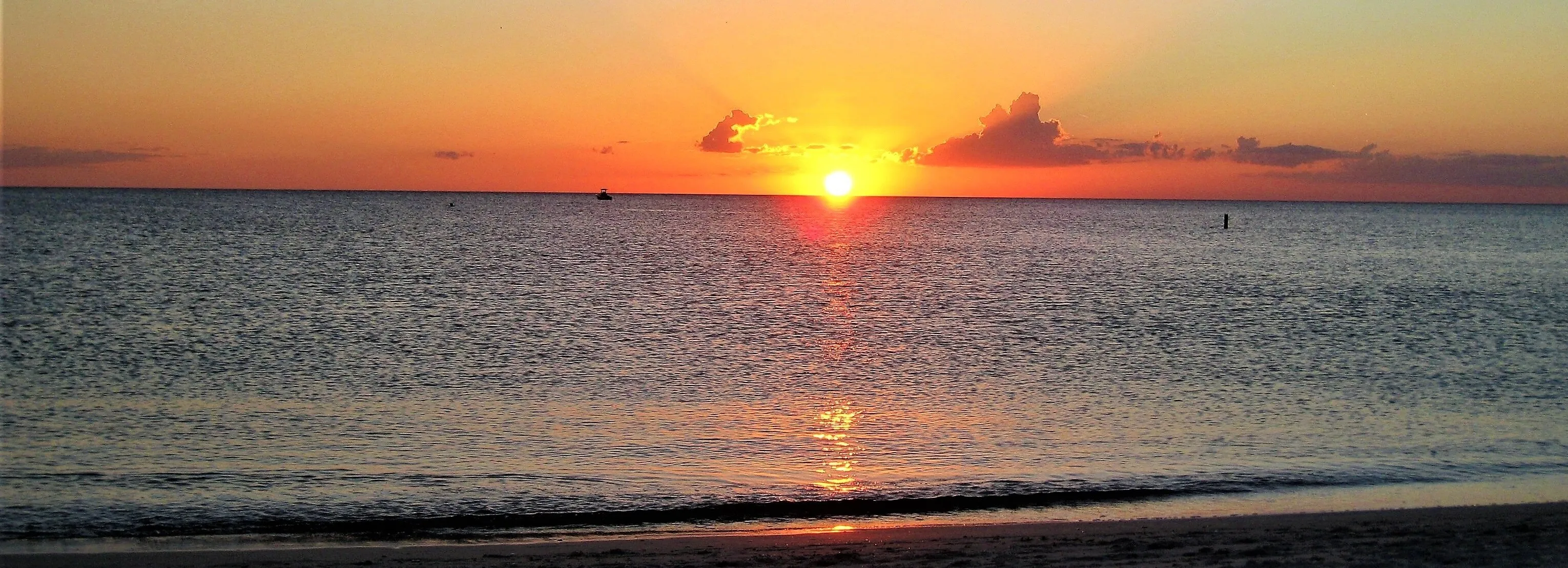 the sun kisses the ocean ..wonderful sunset at wonderful Nokomis beach / West-Florida