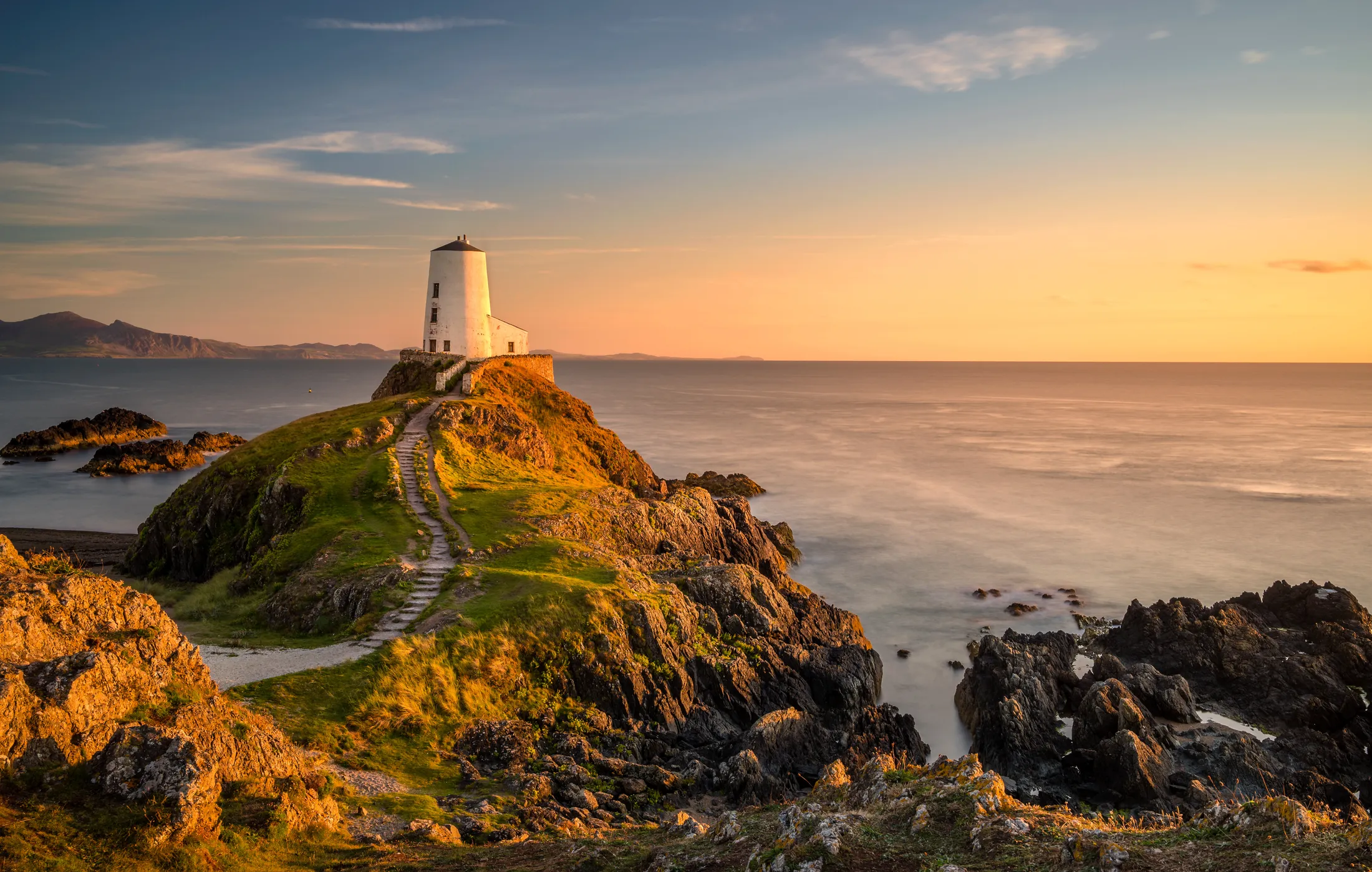 Setting sun Tŵr Mawr Lighthouse