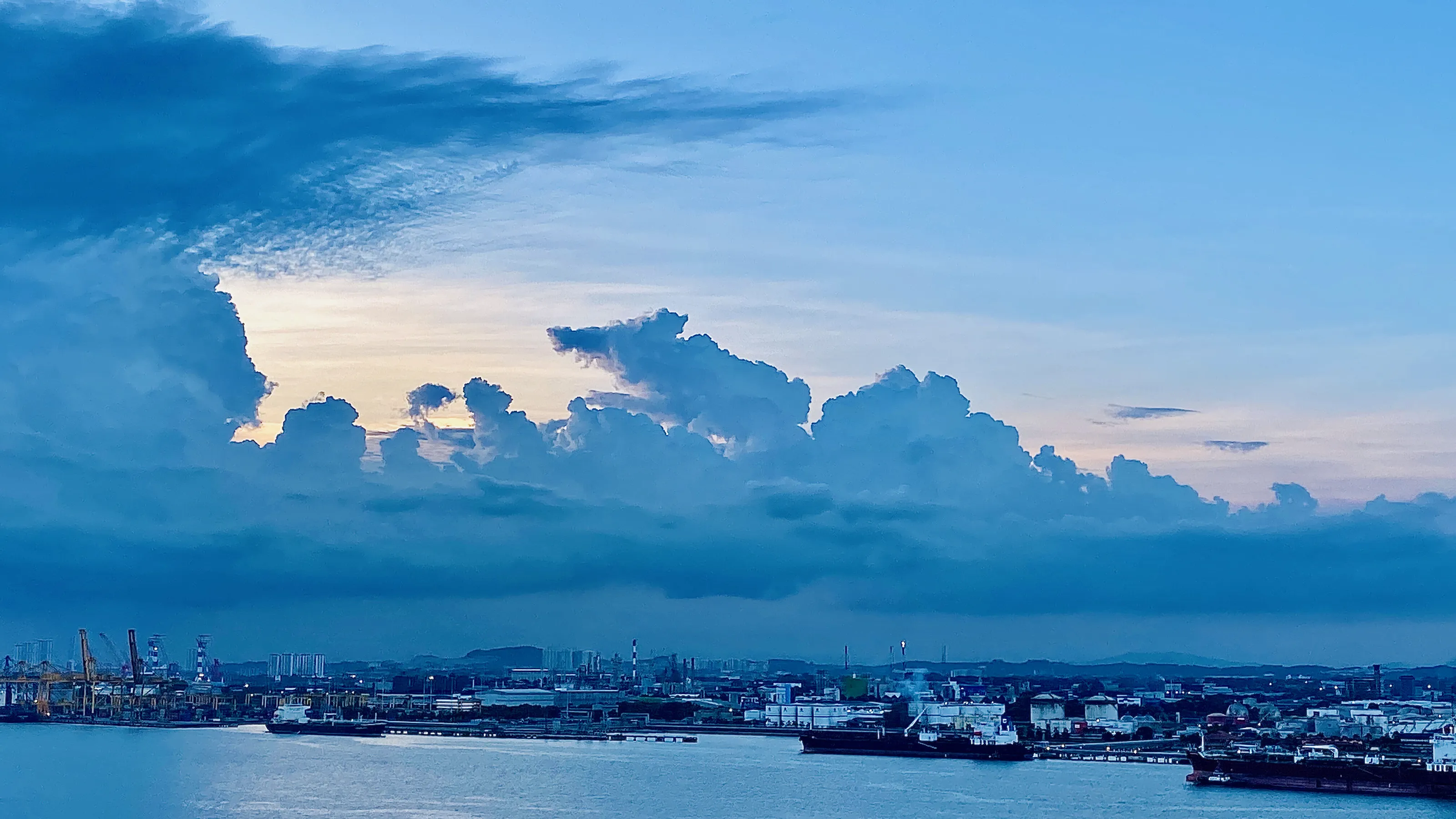 Shape-shifters in clouds