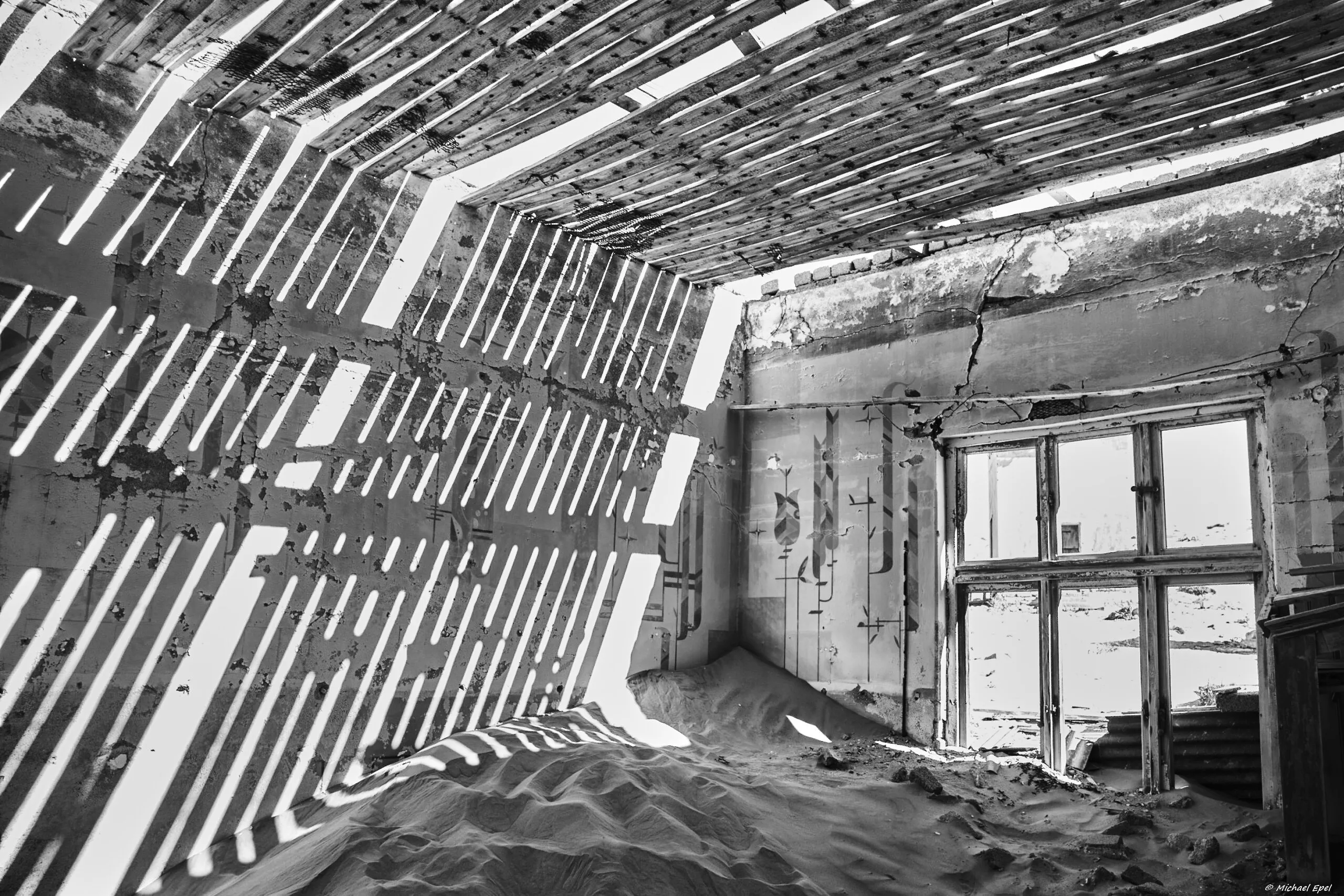 Shadows of an abandoned city