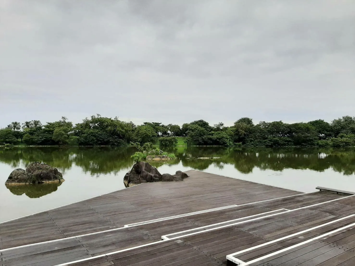 綠映湖畔