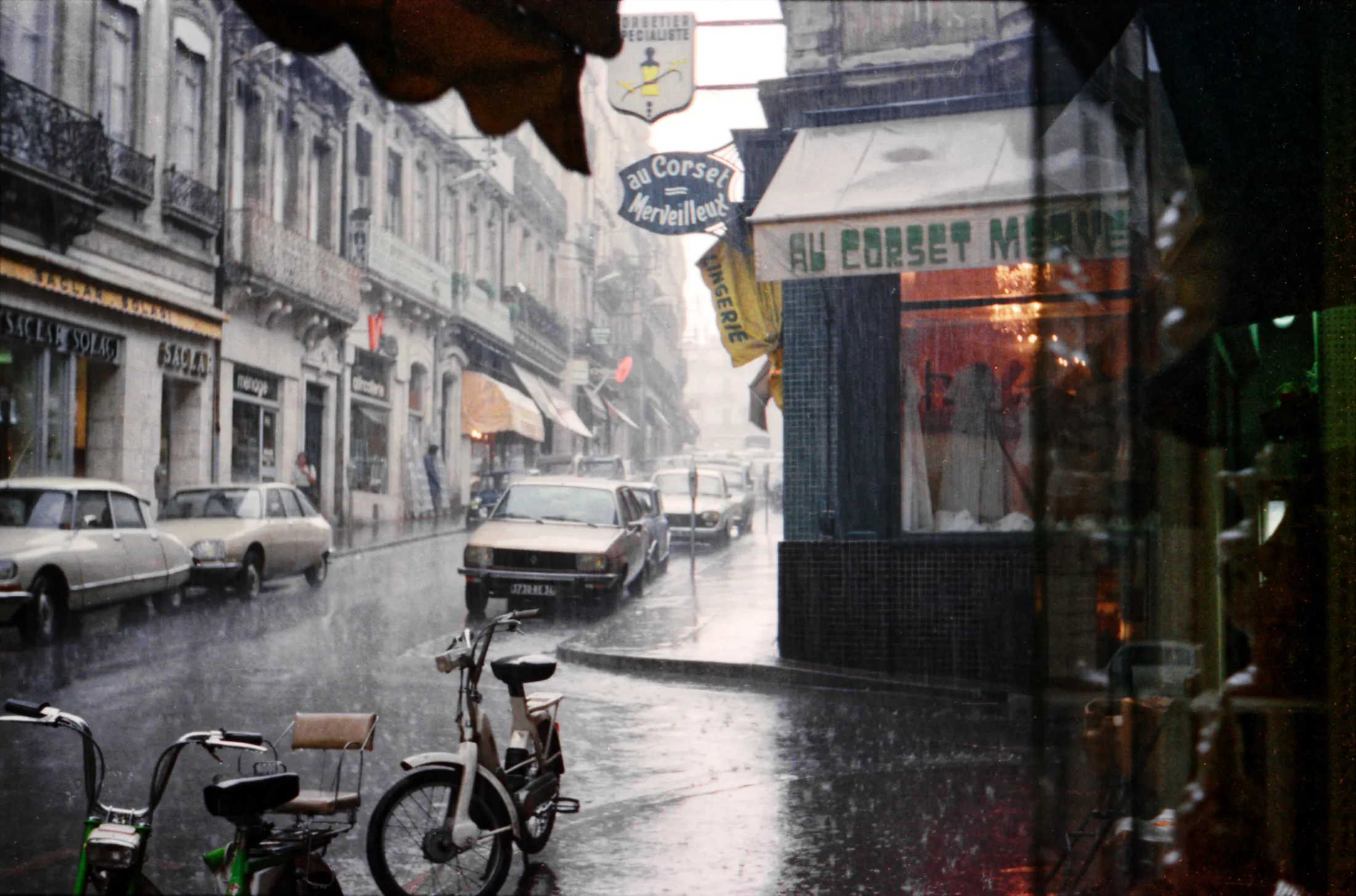 Raining at "au Corset Merveilleux"