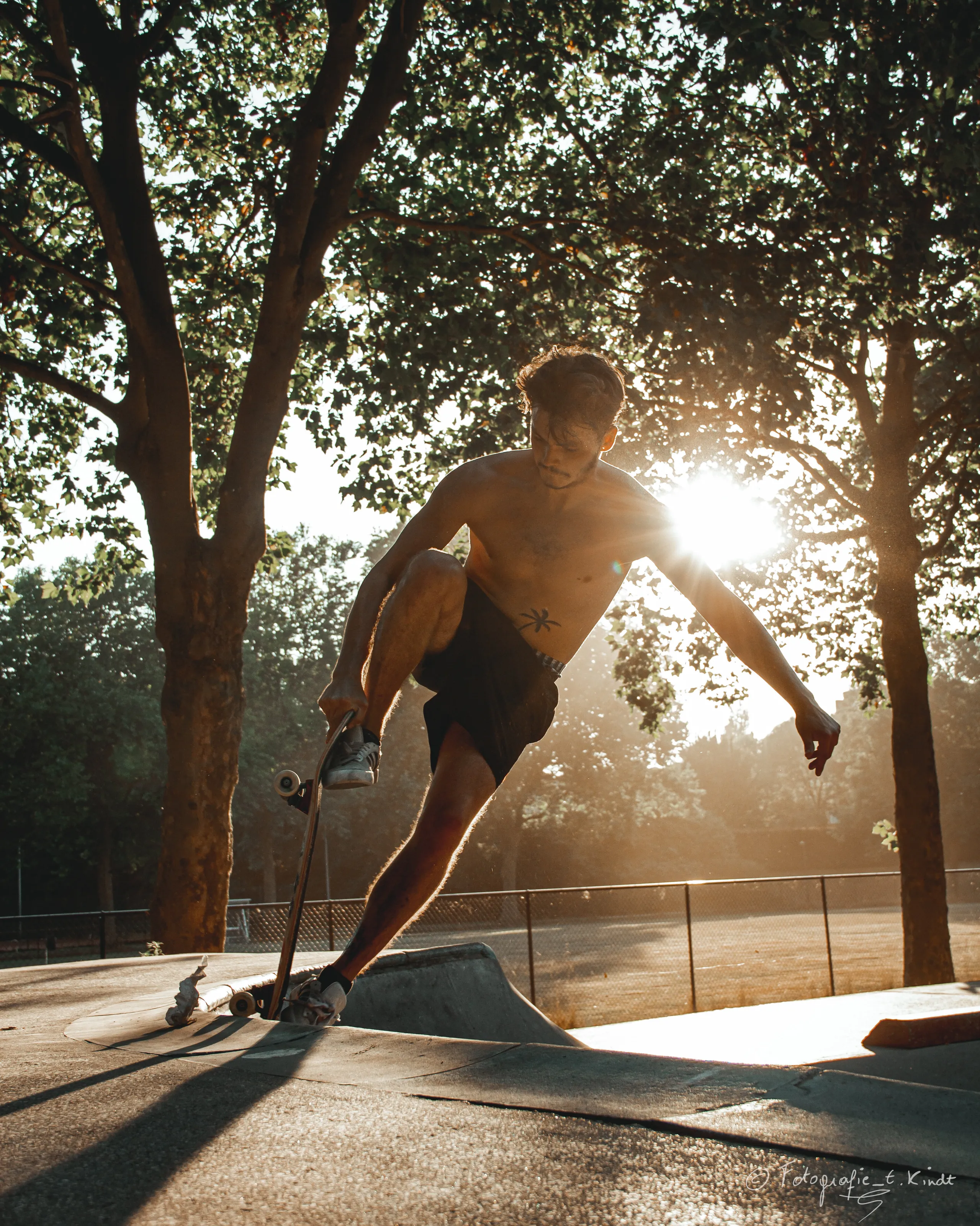 Stand up straight skaterboy