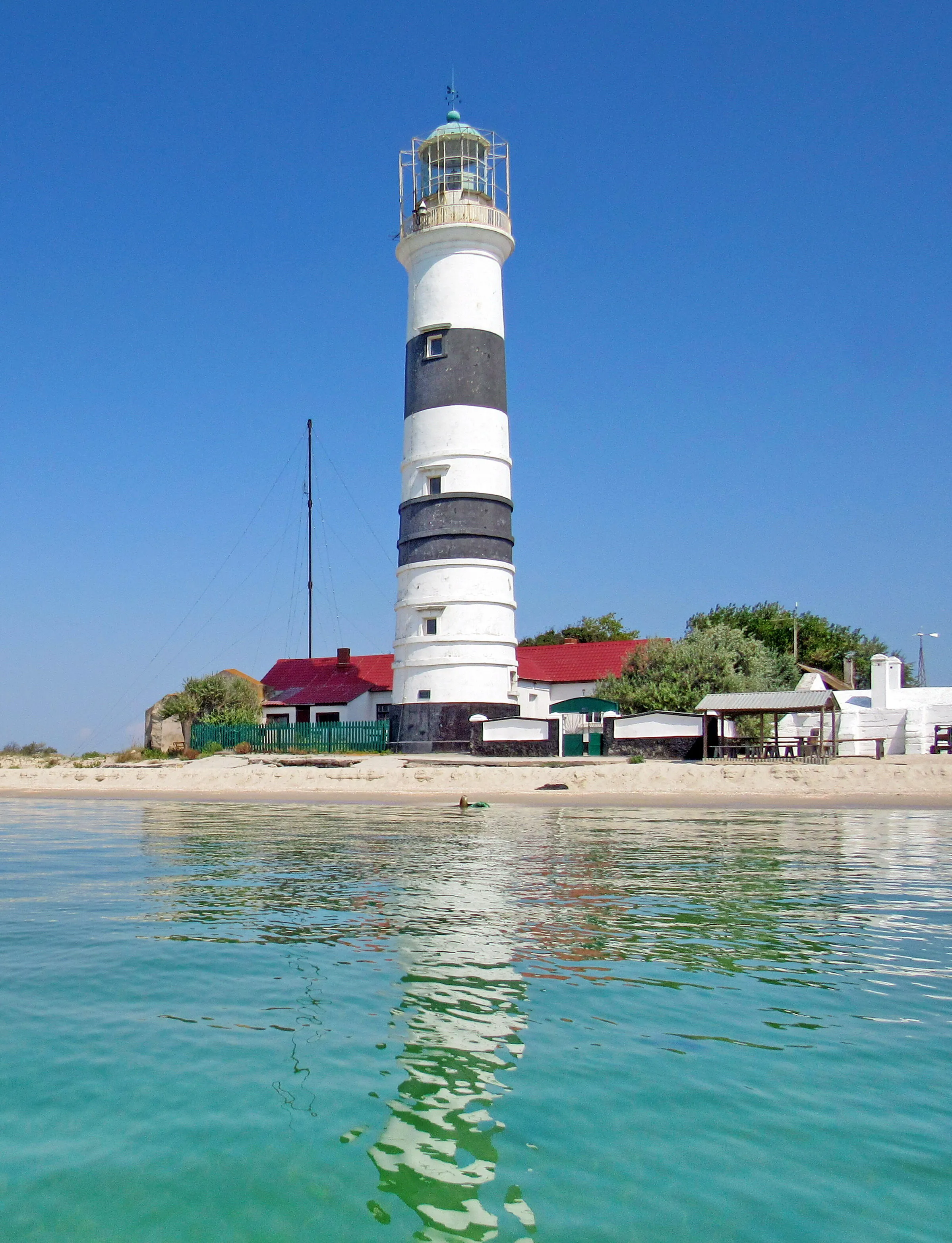 Тендровский маяк на берегу Чёрного моря