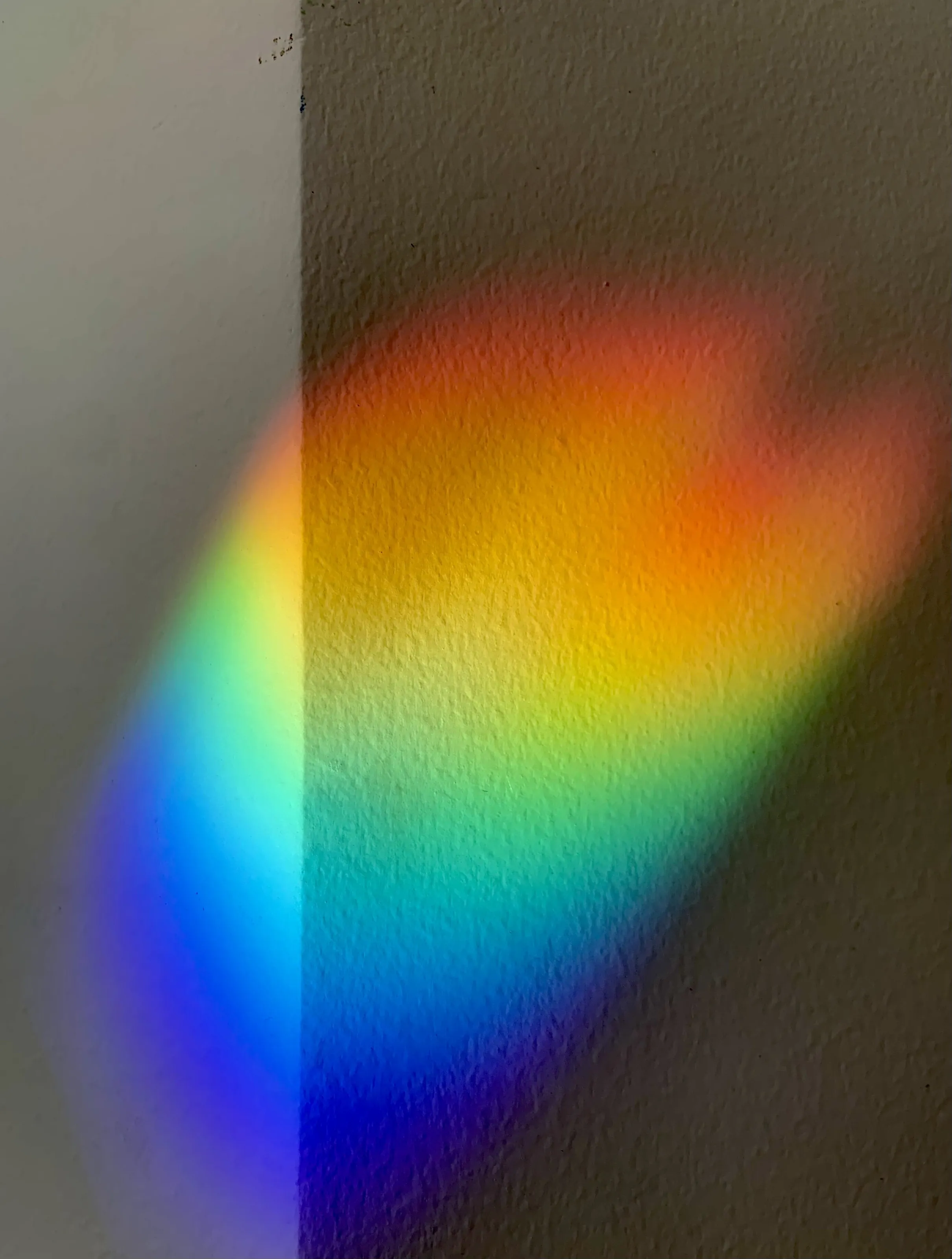 Reflexo com raios coloridos.