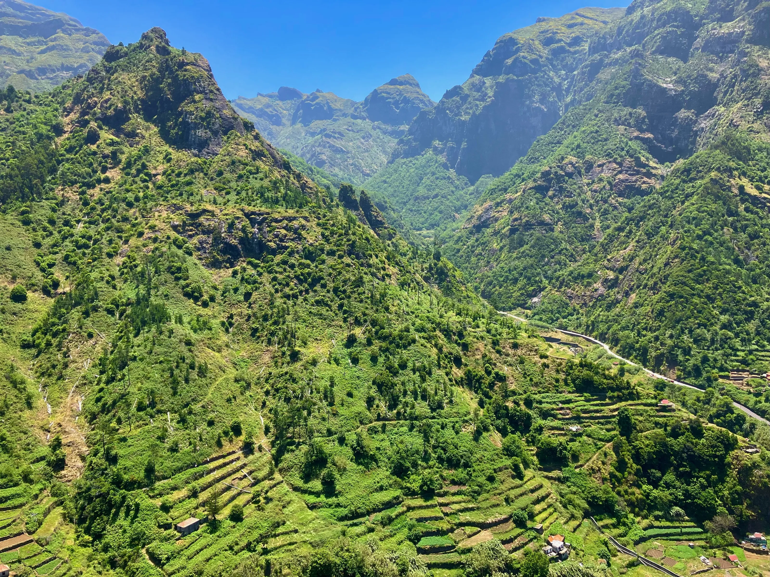 Olha essas montanhas (look at these mountains)