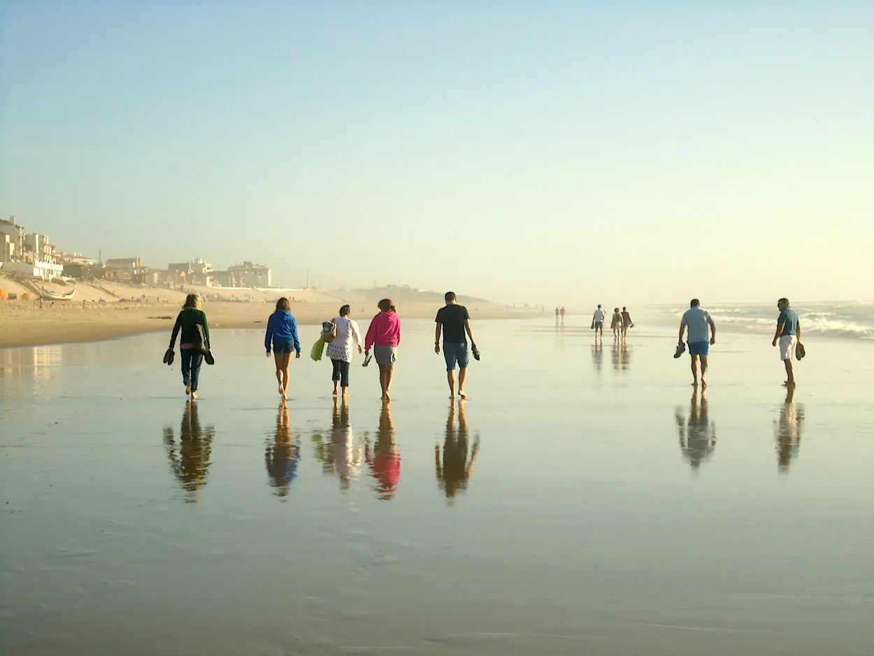 Walking at the sea mirror.