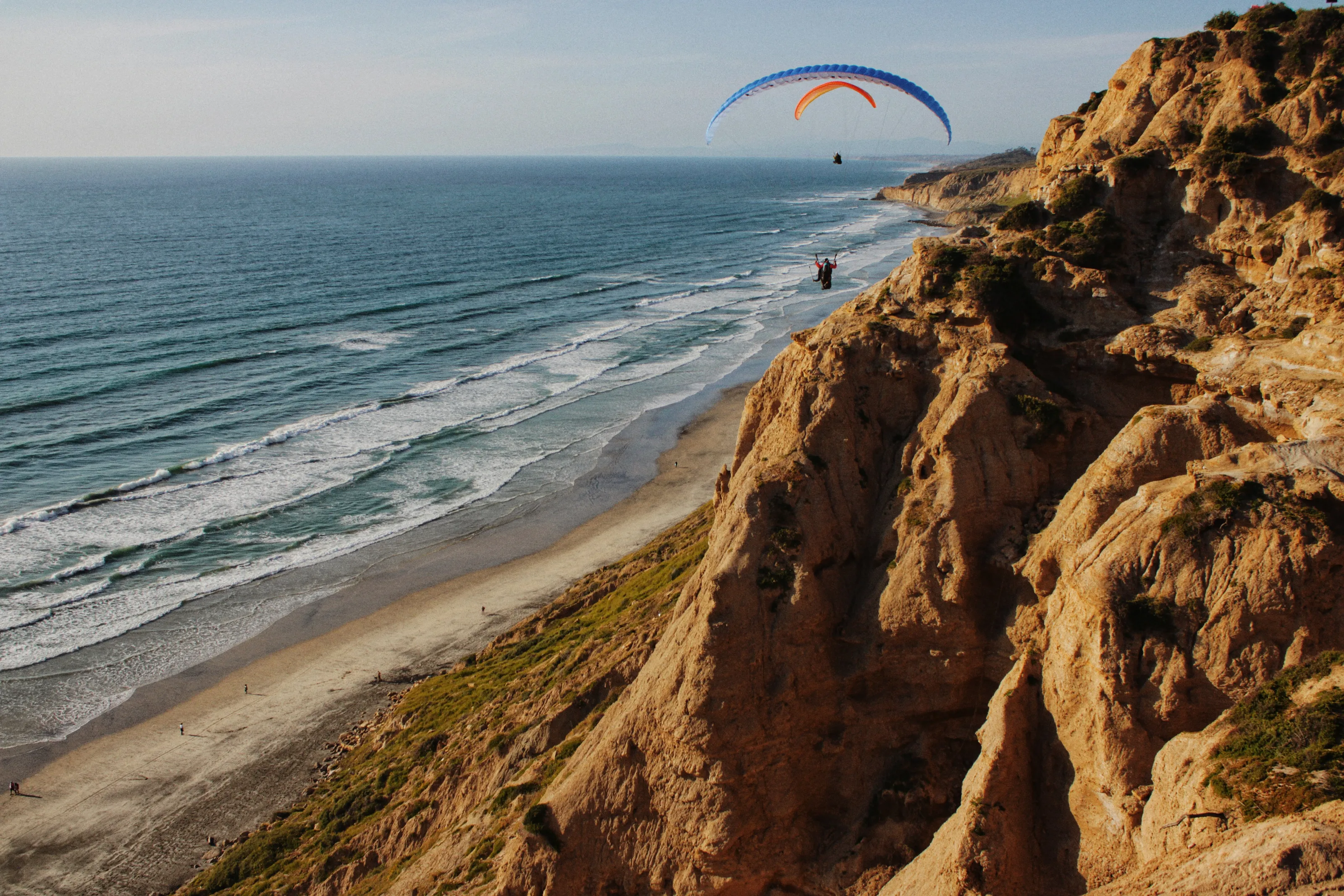 Gliding along the cliffs by Torrey Pines, San Diego