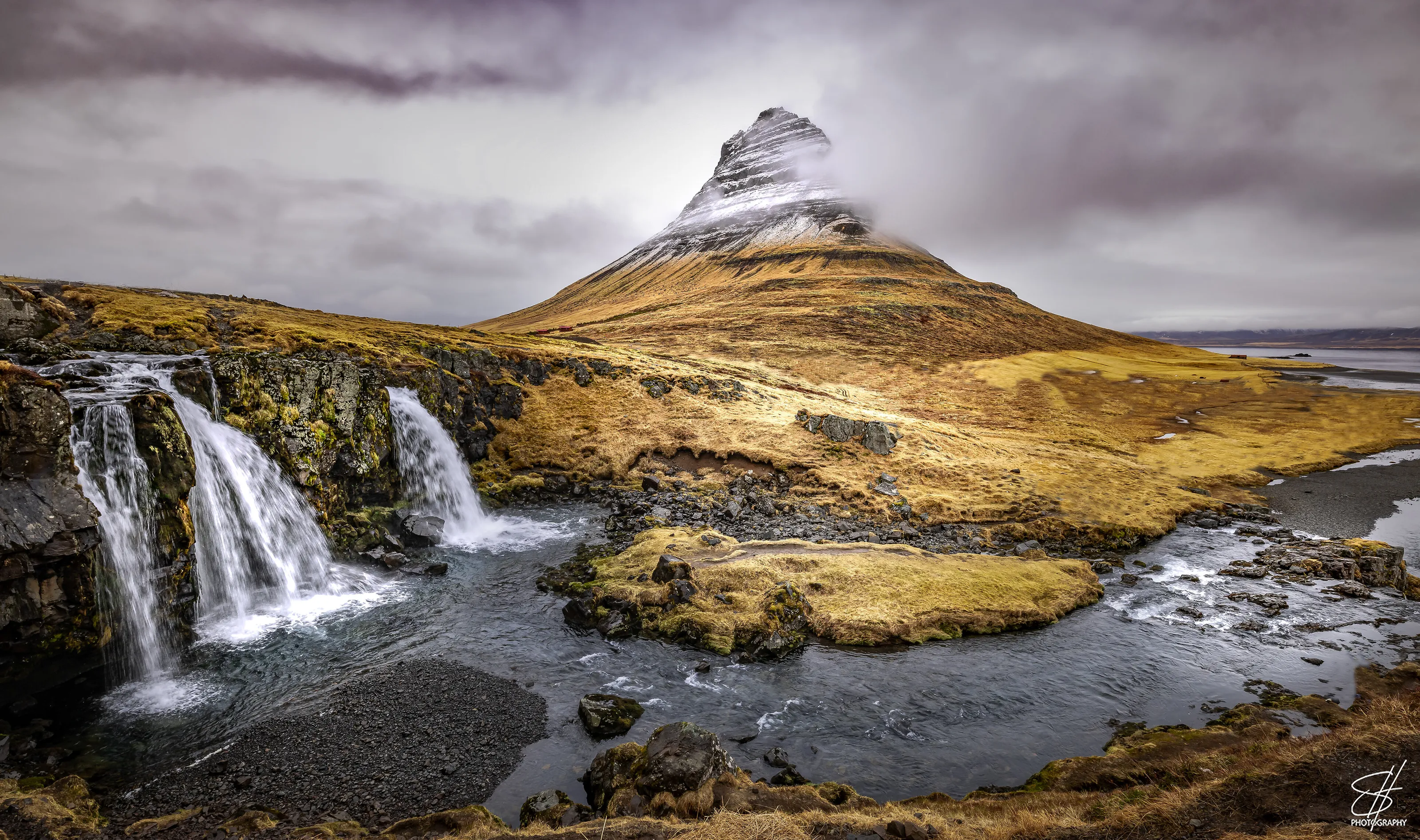 Kirkjufellfoss in April