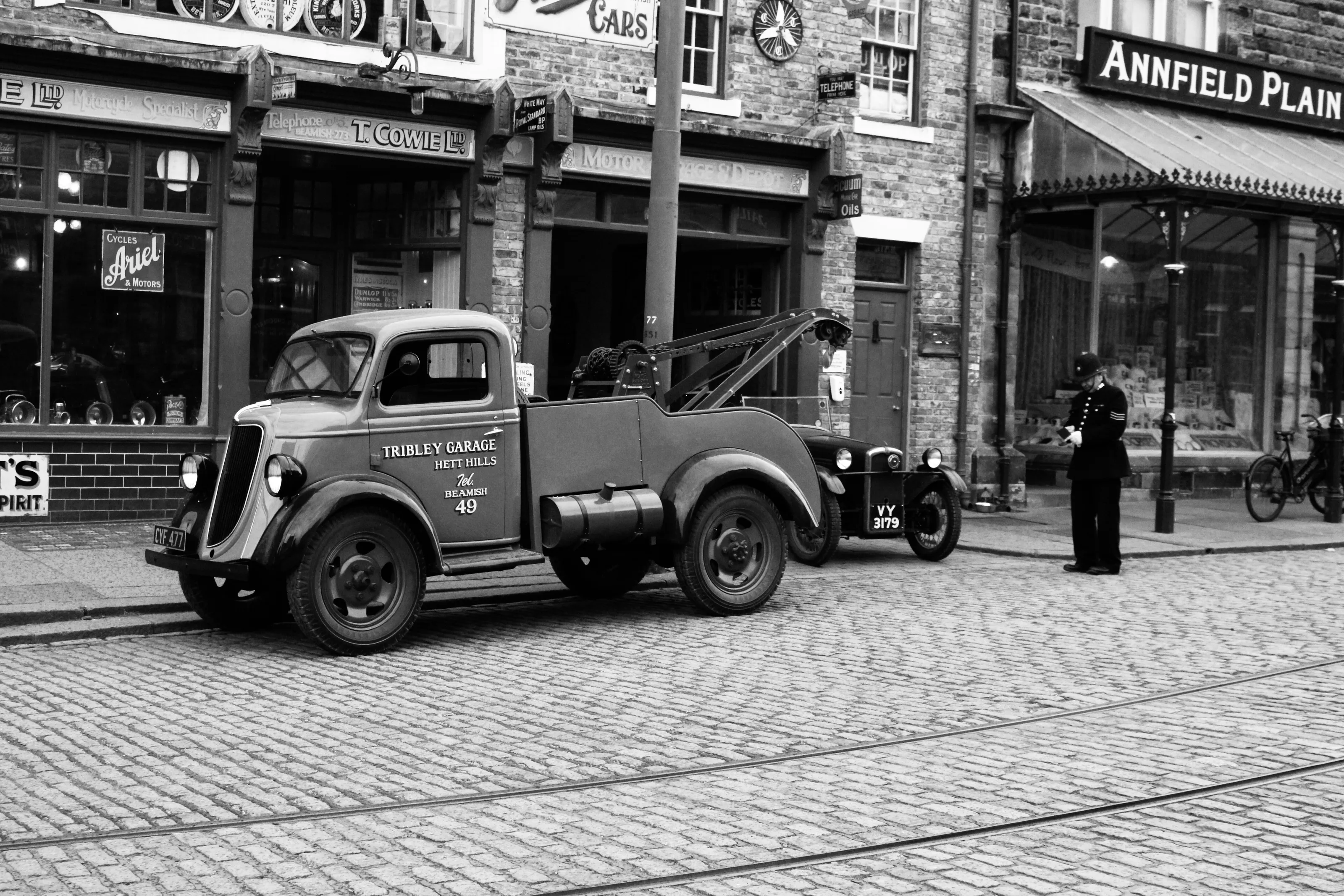 Police and recovery truck