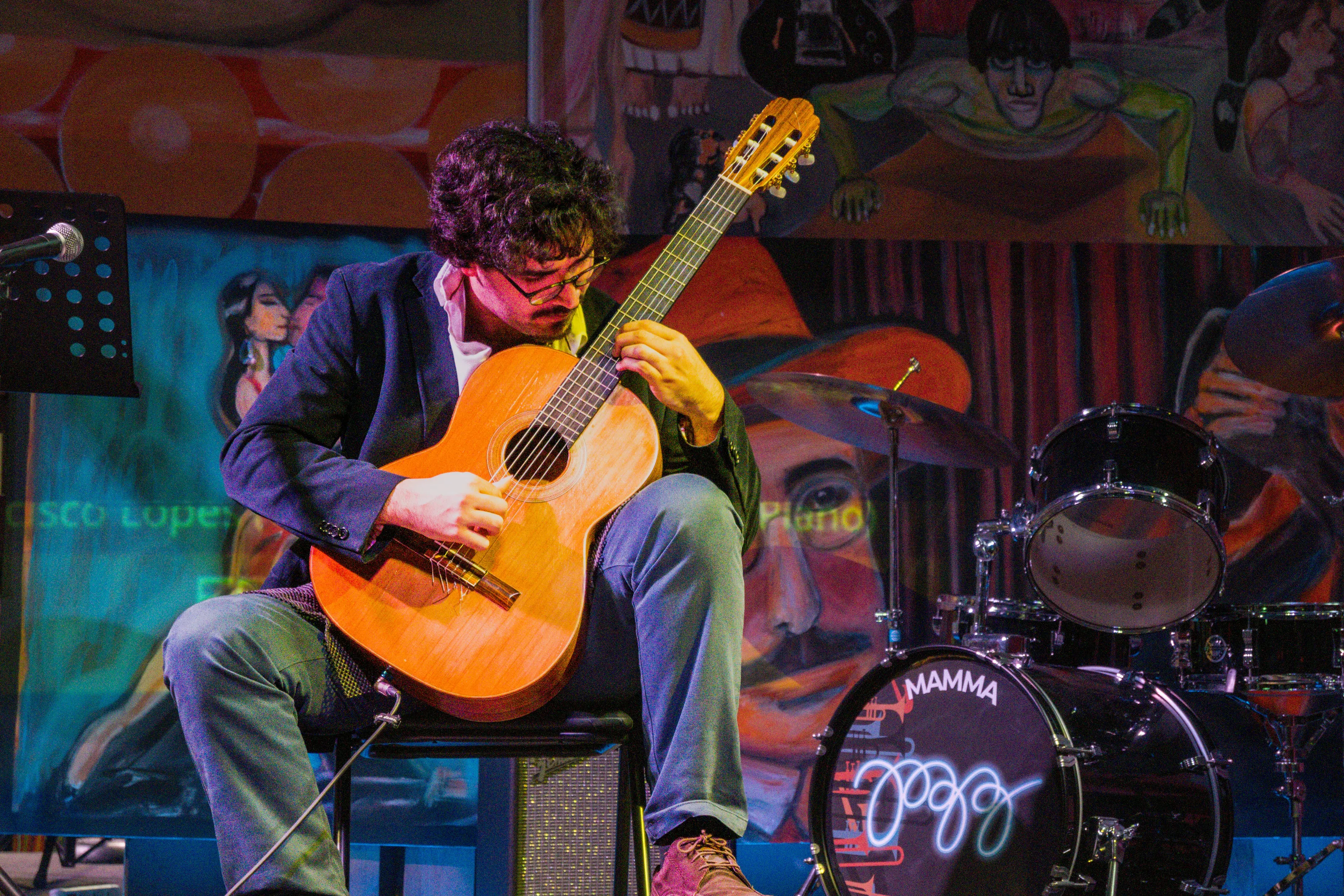 Fado/Classical Guitarist