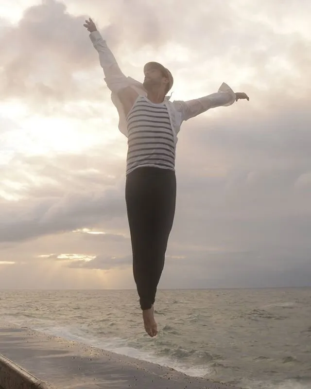 A dancer in Havana's boardwalk