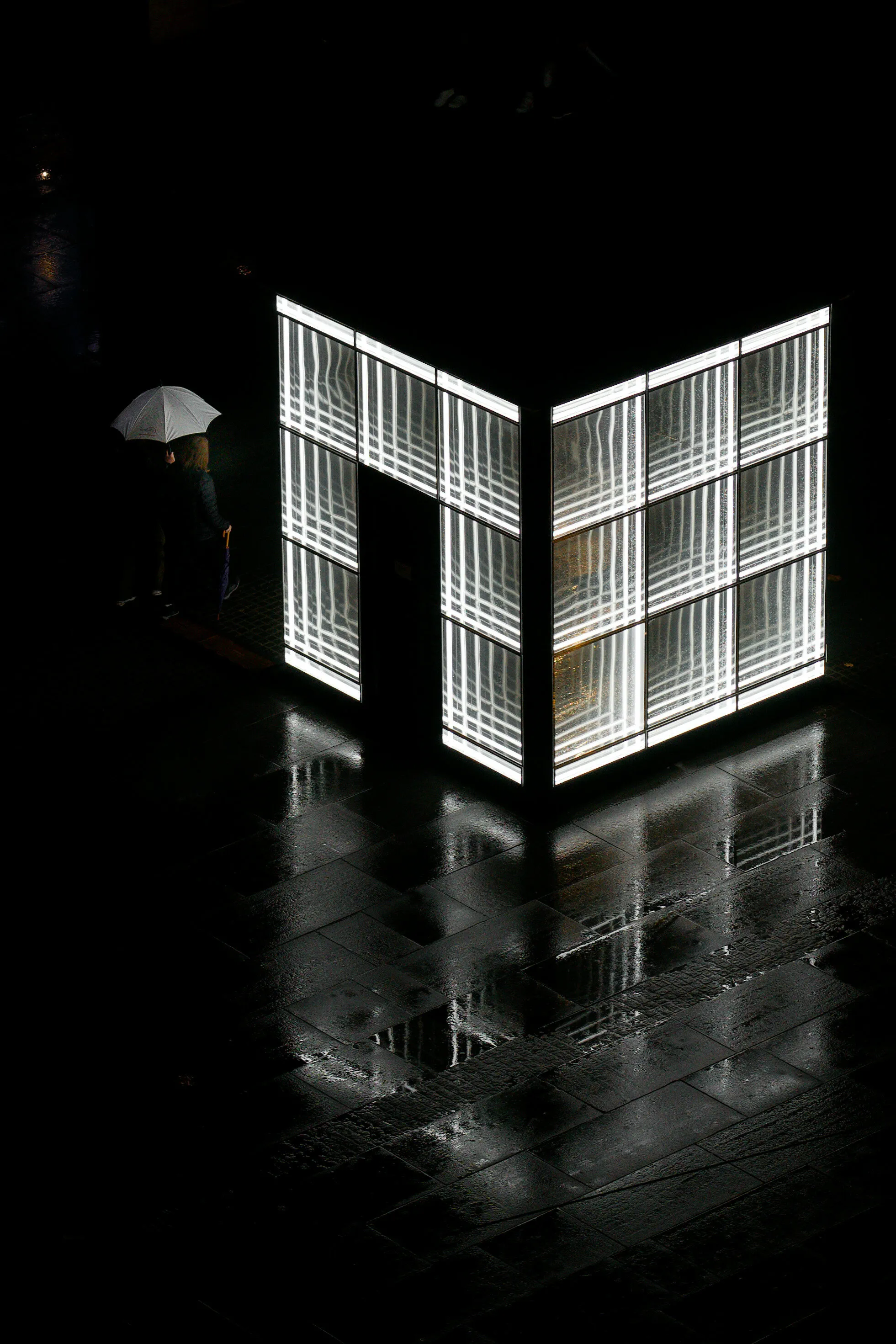 The cube and the umbrella