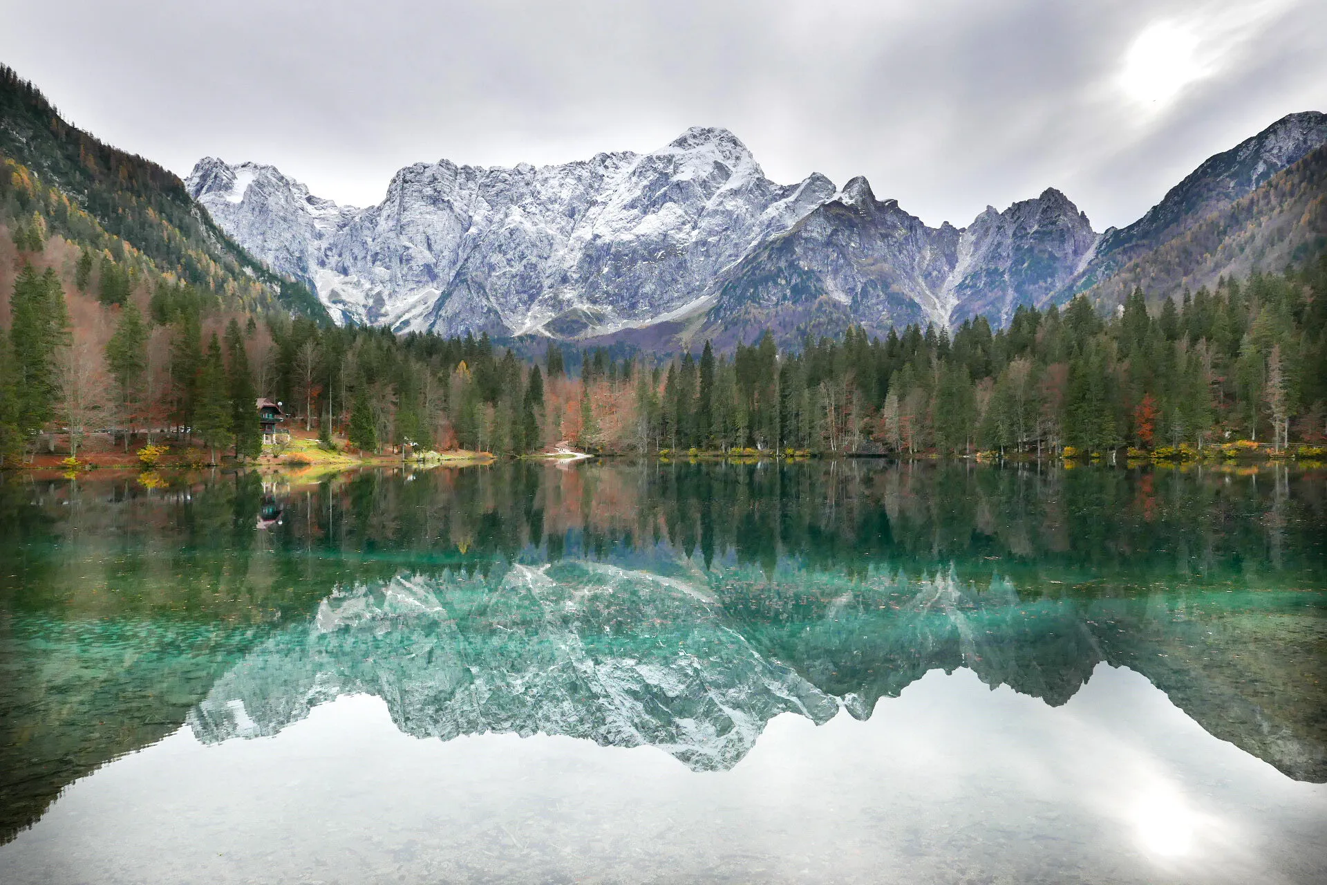 La montagna dentro al lago