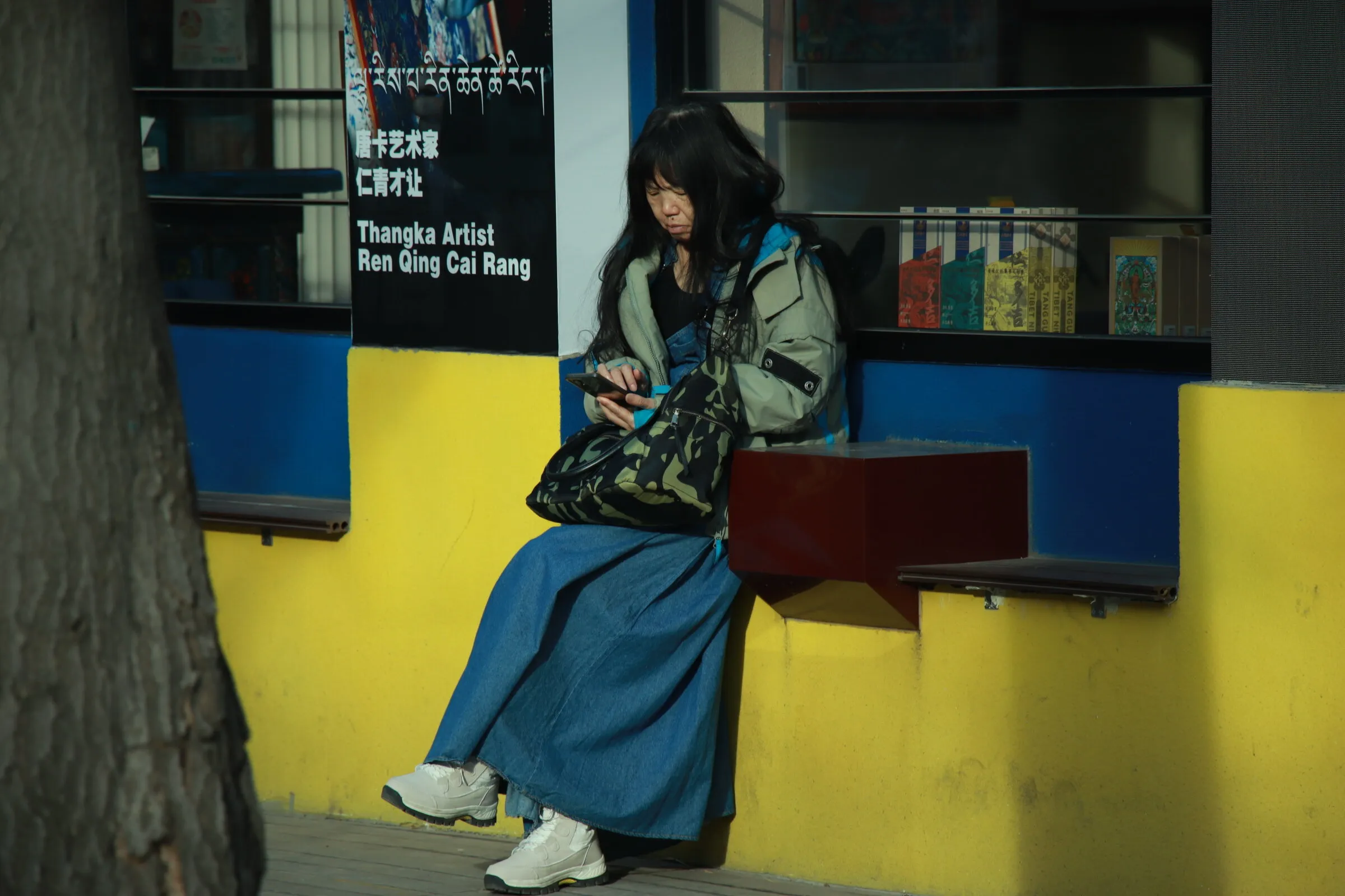 Between blue and yellow