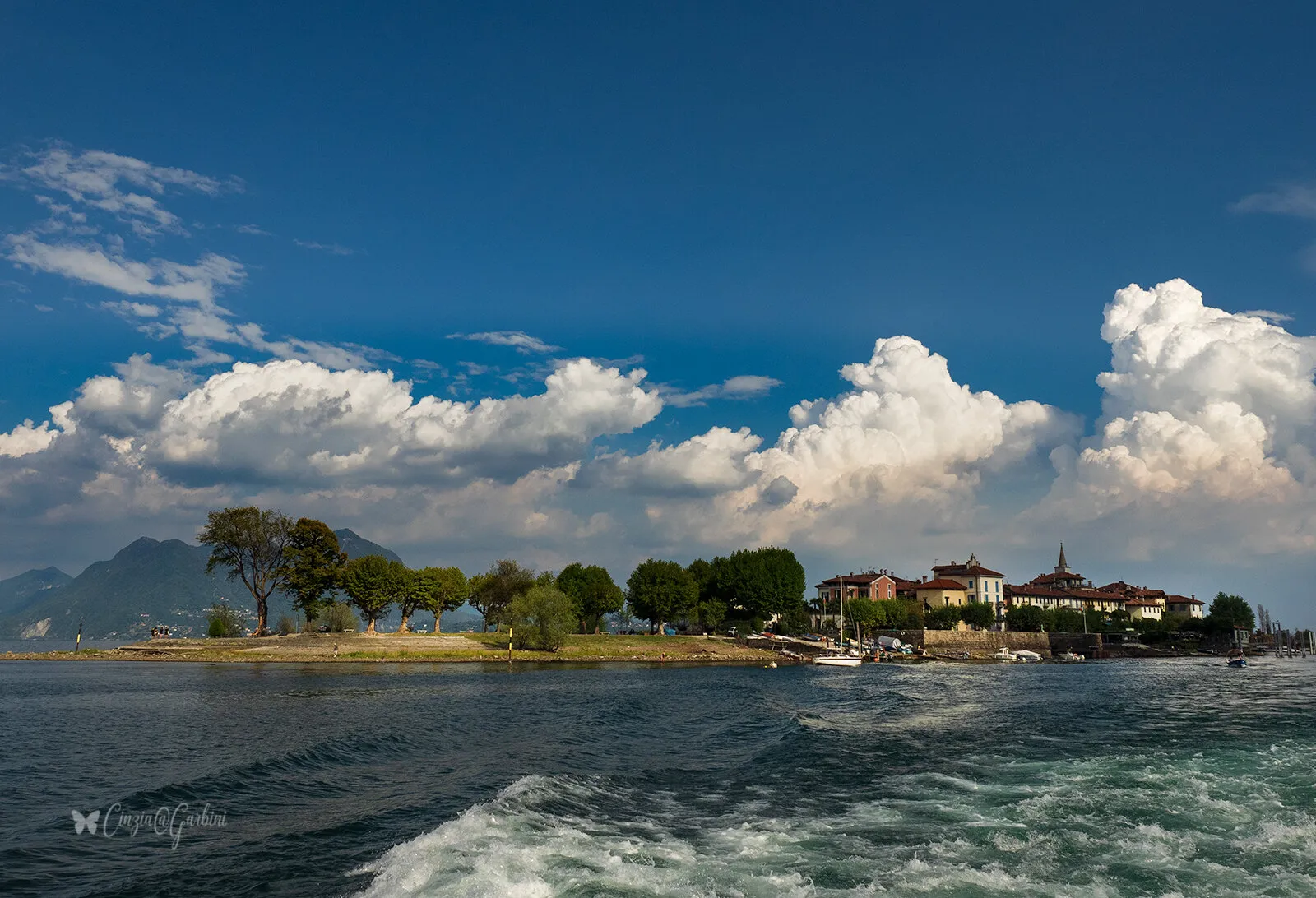 in navigazione tra le isole del lago maggiore