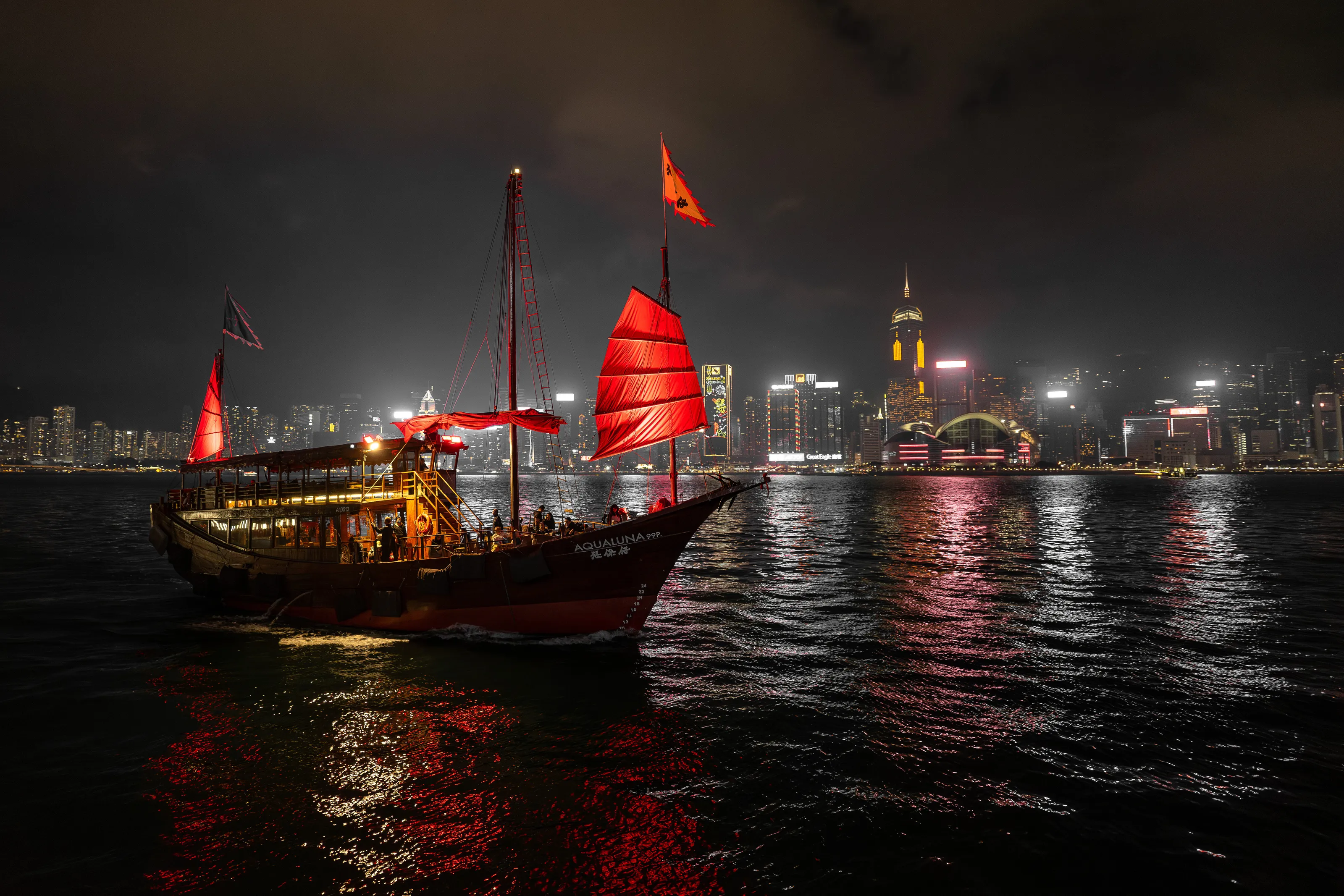 Aqualuna - Hong Kong by night